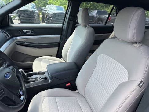 Used 2018 Ford Explorer 4WD image 3