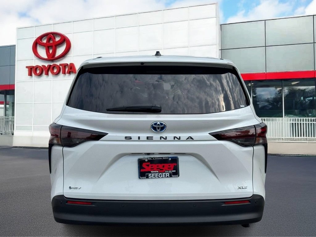 Used 2025 Toyota Sienna XLE FWD image 5