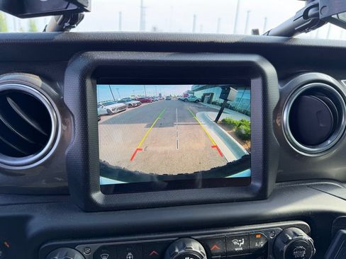 Used 2018 Jeep Wrangler Unlimited Sahara w/ Dual Top Group AWD/4WD image 7