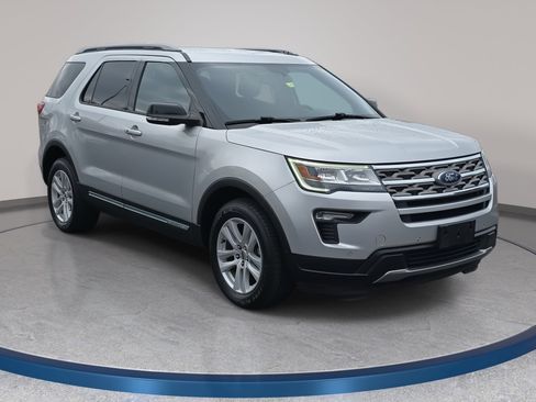 Used 2018 Ford Explorer XLT w/ Equipment Group 202A image 3