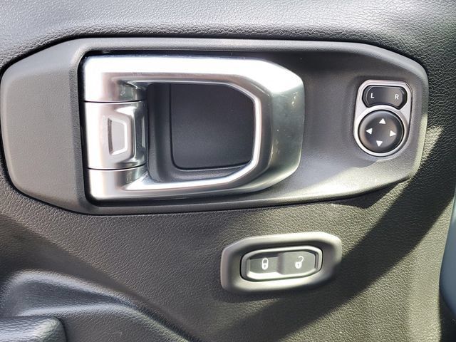 Used 2025 Jeep Gladiator Mojave w/ Convenience Group AWD/4WD image 13