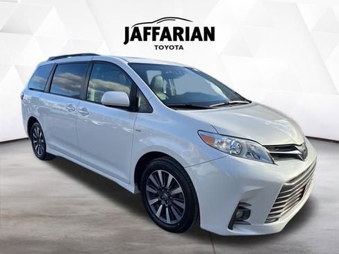 Used 2018 Toyota Sienna XLE Premium image 2