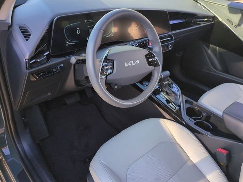 Certified 2025 Kia Niro EX image 9