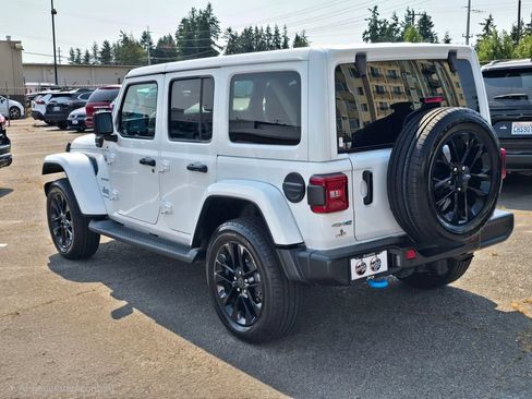 Used 2024 Jeep Wrangler Unlimited Sahara w/ Technology Group AWD/4WD image 6
