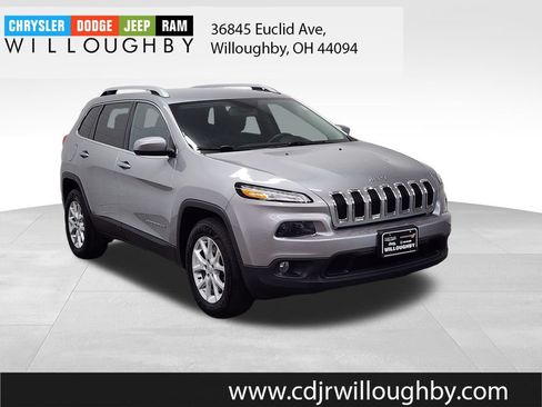 Used 2017 Jeep Cherokee Latitude w/ Cold Weather Group AWD/4WD image 3