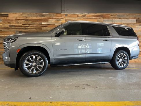 Used 2022 Chevrolet Suburban LT w/ Luxury Package image 57