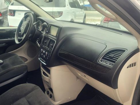 Used 2019 Dodge Grand Caravan SE w/ UConnect Hands-Free Group image 22