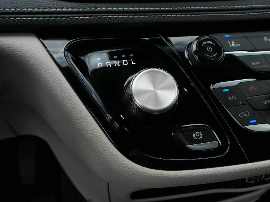 Used 2024 Chrysler Pacifica Limited FWD image 19