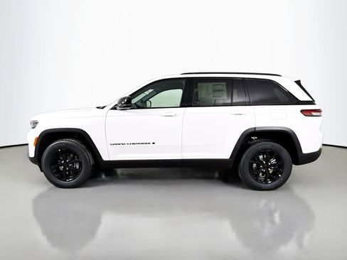 New 2025 Jeep Grand Cherokee Altitude image 4