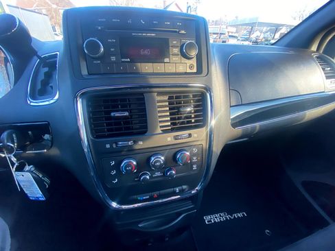 Used 2016 Dodge Grand Caravan SE image 24