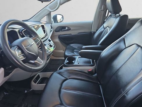 Used 2023 Chrysler Pacifica Touring-L image 10