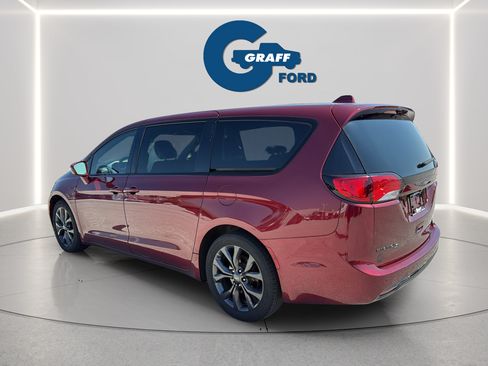 Used 2019 Chrysler Pacifica Touring Plus w/ S Appearance Package FWD image 8