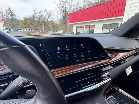 Used 2021 Cadillac Escalade Luxury AWD/4WD image 25