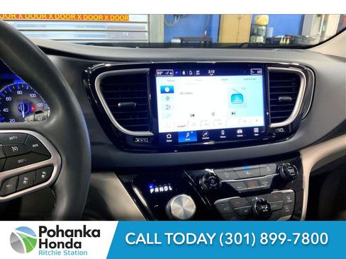 Used 2022 Chrysler Pacifica Touring-L image 5
