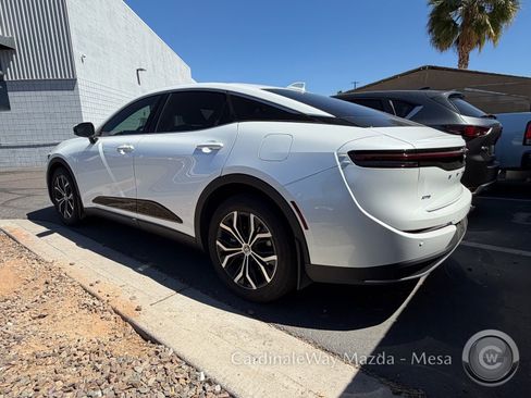 Used 2023 Toyota Crown Limited image 4