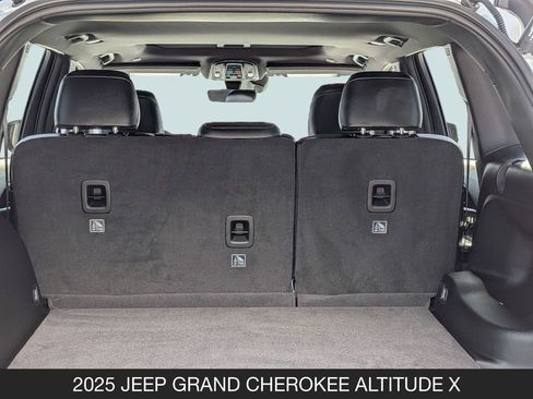 Used 2025 Jeep Grand Cherokee Altitude AWD/4WD image 24