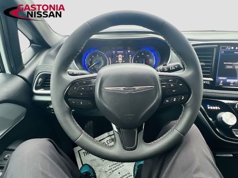 Used 2024 Chrysler Pacifica Touring image 14