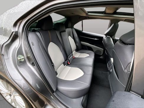 Used 2020 Toyota Camry XLE FWD image 19