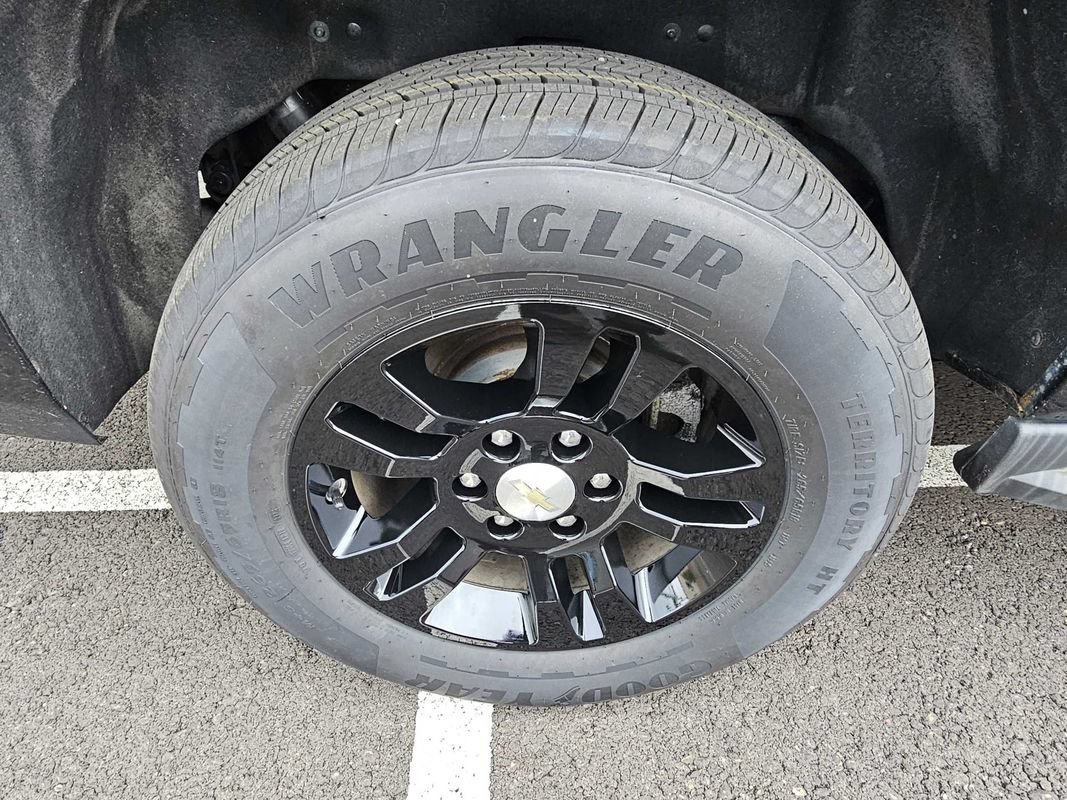 Used 2018 Chevrolet Suburban LT AWD/4WD image 17