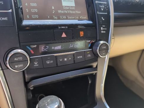 Used 2016 Toyota Camry XLE image 19