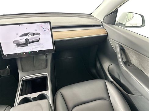 Used 2022 Tesla Model Y Long Range image 22