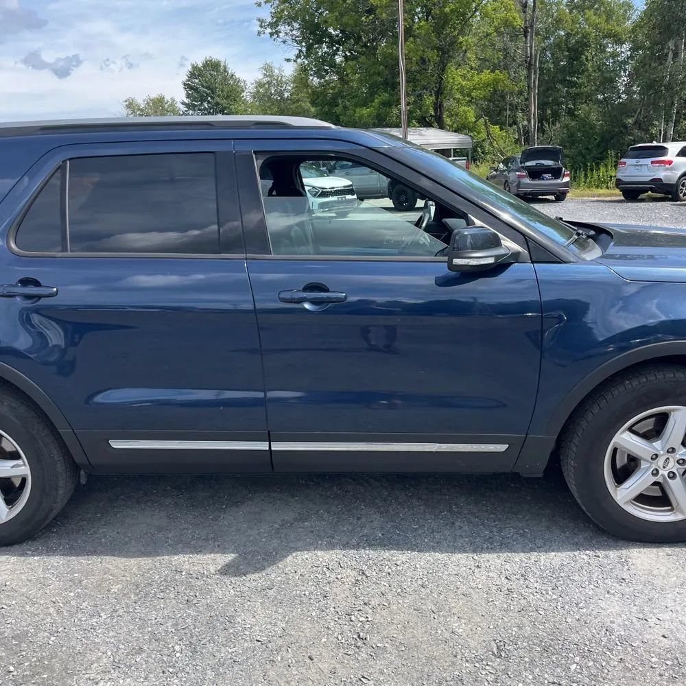 Used 2017 Ford Explorer XLT w/ Equipment Group 202A AWD/4WD image 11