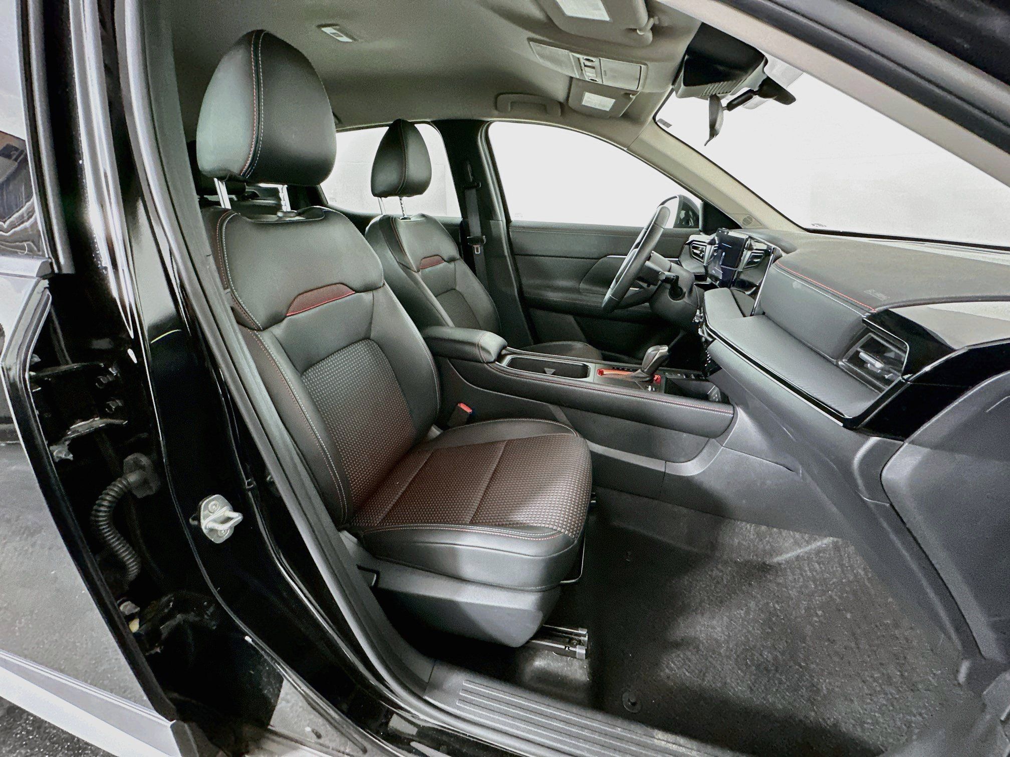 Used 2025 Nissan Kicks SR FWD image 29