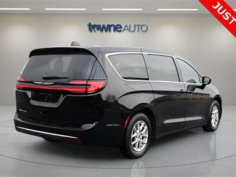 Used 2024 Chrysler Pacifica Touring-L image 6