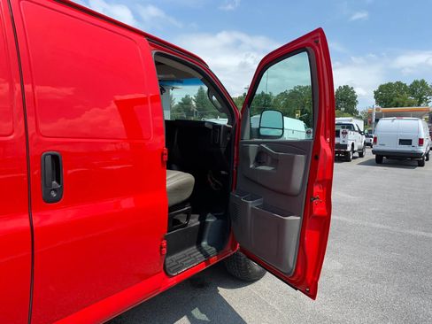 Used 2018 Chevrolet Express 2500 w/ Driver Convenience Package RWD image 19