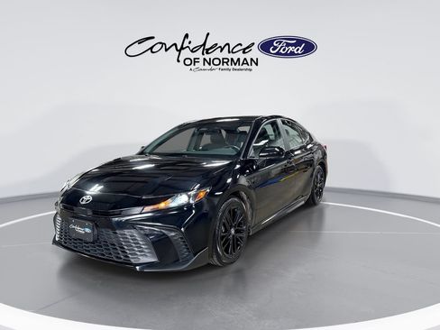 Used 2025 Toyota Camry SE FWD image 3
