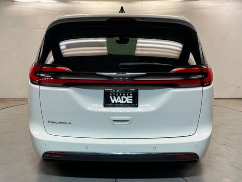 Certified 2025 Chrysler Pacifica Select FWD image 4