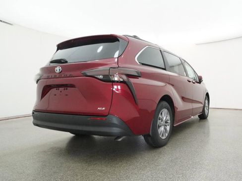 New 2026 Toyota Sienna XLE image 20