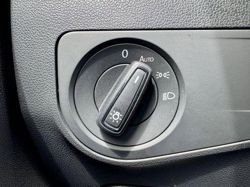 Used 2018 Volkswagen Tiguan S image 15