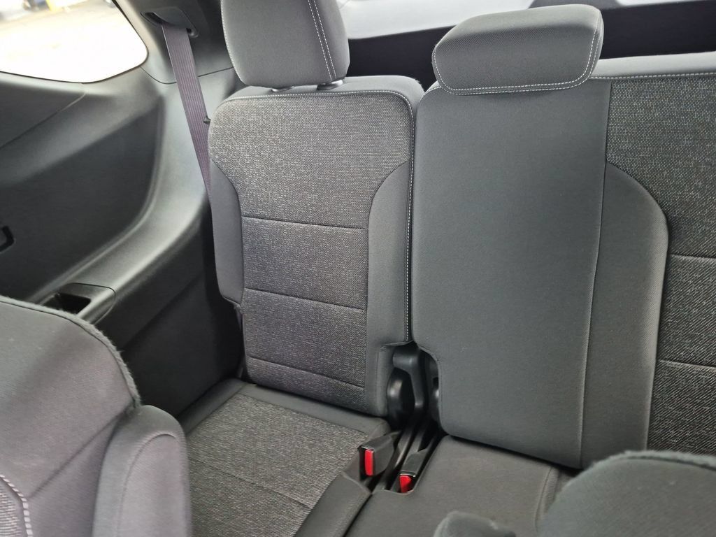Used 2025 Chevrolet Traverse LT FWD image 36
