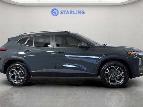 Certified 2025 Chevrolet Trax LT w/ Driver Confidence Package image 11