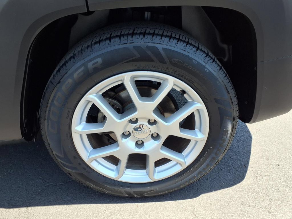 Used 2019 Jeep Renegade Latitude FWD image 14