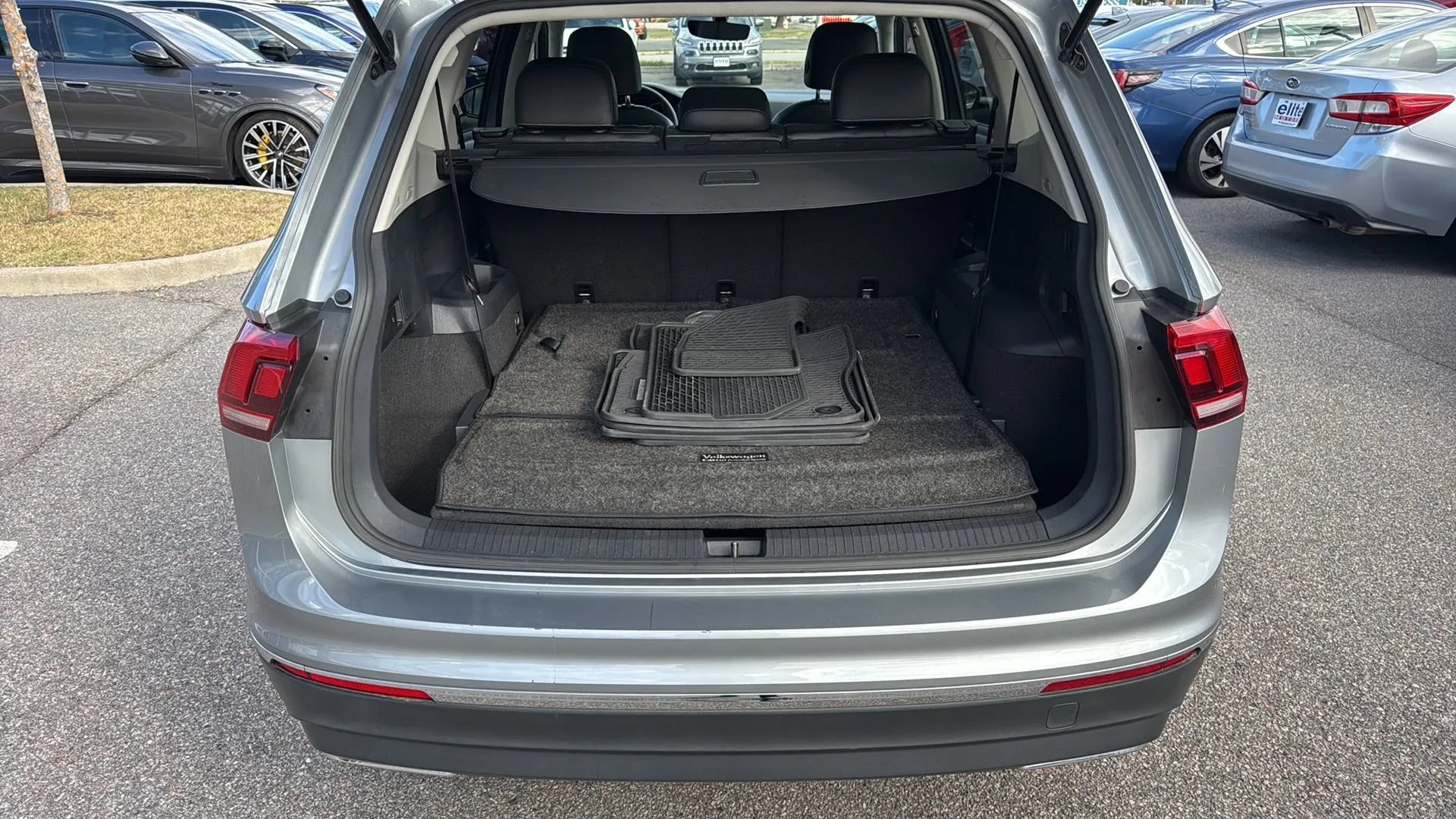 Used 2021 Volkswagen Tiguan SE w/ Panoramic Sunroof Package FWD image 11