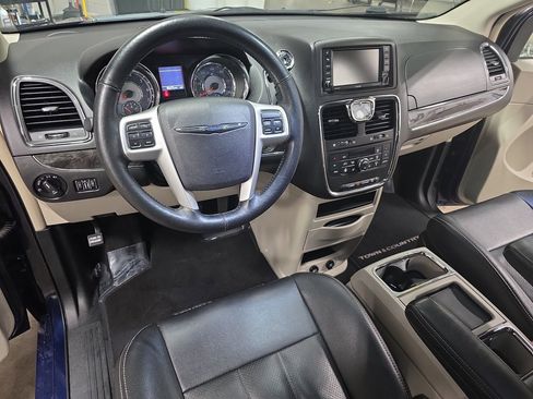Used 2015 Chrysler Town & Country Touring-L w/ Driver Convenience Group image 18
