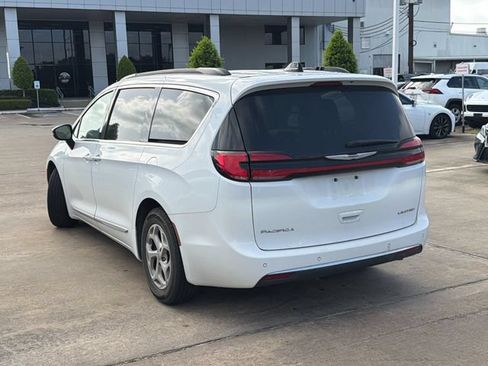 Used 2023 Chrysler Pacifica Limited FWD image 7
