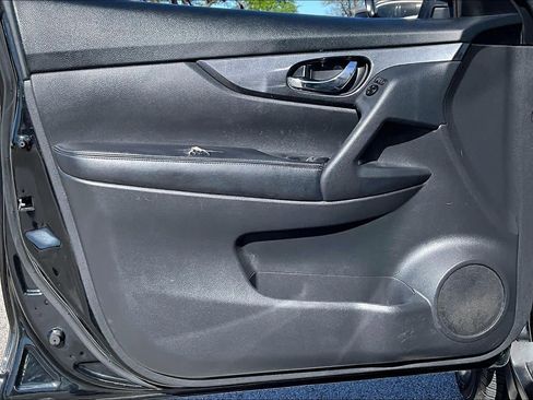 Used 2018 Nissan Rogue SV image 22