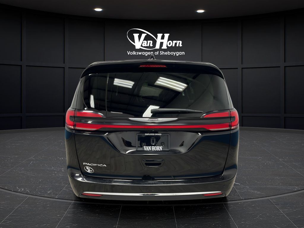 Used 2024 Chrysler Pacifica Touring-L FWD image 6