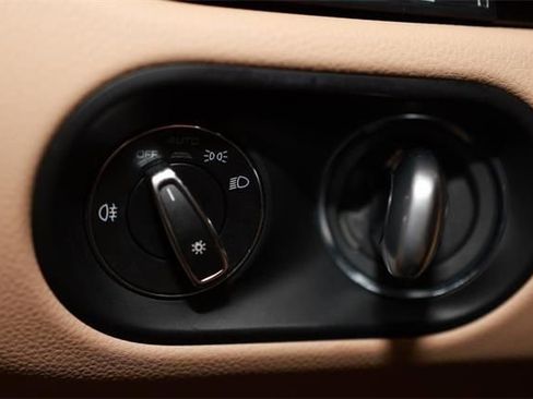 Used 2023 Porsche Macan w/ Premium Package Plus image 29