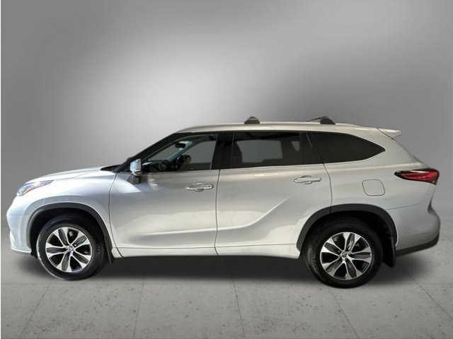Used 2022 Toyota Highlander XLE AWD/4WD image 8