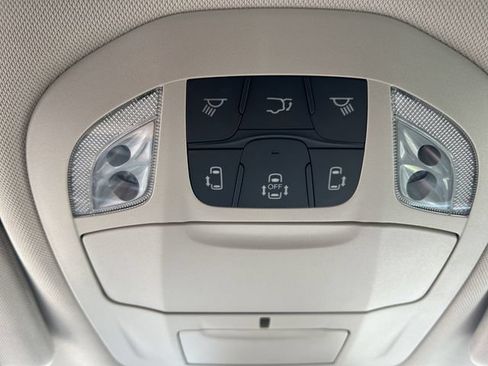 Used 2024 Chrysler Pacifica Touring-L FWD image 3