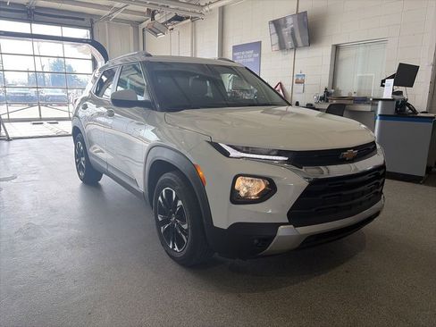 Used 2023 Chevrolet TrailBlazer LT w/ Convenience Package image 2