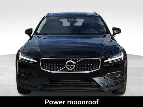 Used 2025 Volvo V60 B5 Cross Country Plus image 12