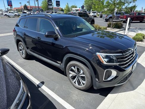 Used 2025 Volkswagen Atlas SE AWD/4WD image 3