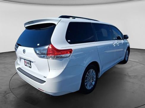 Used 2012 Toyota Sienna XLE w/ Entertainment Pkg FWD image 8
