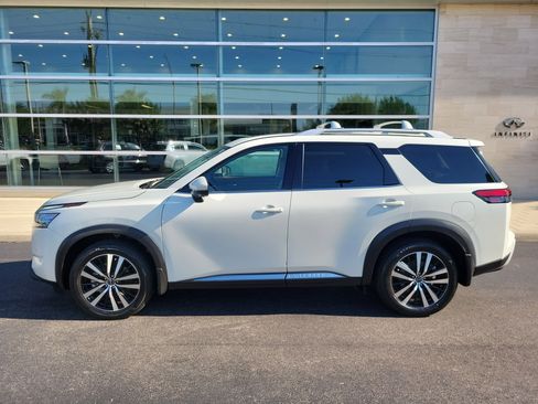 Used 2024 Nissan Pathfinder Platinum w/ Cargo Package AWD/4WD image 7