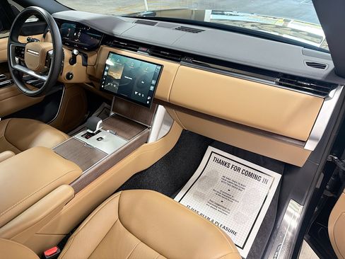 Used 2025 Land Rover Range Rover SE image 14